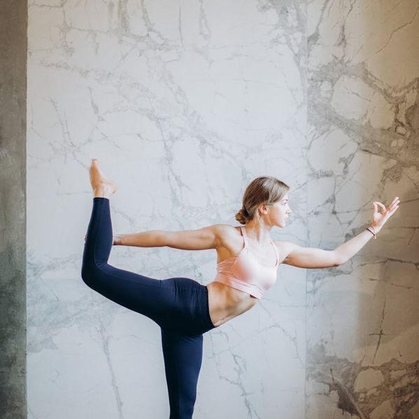 Людина в плавному русі йоги, гнучкість та легкість.